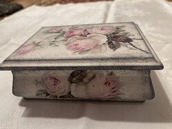 Nagyon szép rózsás Vintage fa doboz.
