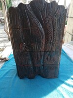 VADÁSZ SZEKRÉNYKE FARAGOTT DIÓFA