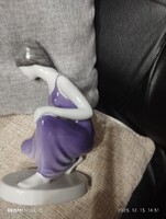 Lila ruhás nő Hollóházi porcelán