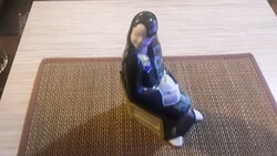 Széken üllő hölgy porcelán figura.