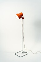 Vintage narancssárga állólámpa, krómozott rúddal és geometrikus talppal–skandináv Space age