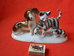 Ritka, nagyobb méretű Lippelsdorfi (GDR) "tacskó kutya-macska barátság" porcelán figura