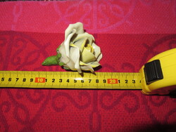 Hatalmas fejű sárga rózsa.