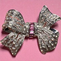 Kristály masni Retro BROSS az 1980-as évekből, gyönyörű elegáns strasszos kitűző, pin kabátra