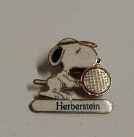 JELZETT TŰZZOMÁNC TENISZEZŐ SNOOPY BROSS KITŰZŐ  TÁSKADÍSZ