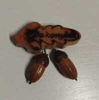 Szép állapotú kézzel készített fa bross kitűző lógó makkokkal ékítve