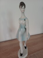 Hollóházi sétáló nő porcelán figura