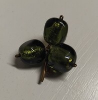 Szép állapotú aranyzott bross kitűző zöld üveg szemekkel ékítve