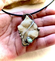 KRÉM SZÍNŰ druzy achát kis opál kővel   medál egyedi darab