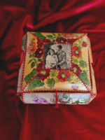 Képeslapokból készült ékszerdoboz