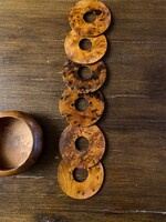 Nagyon szép, fából készült pohár alátét,tartójával. A szett mérete: 7,5 cm 6 db