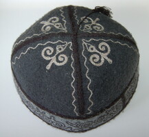 KAZAH TÖRZSI TOPU – KASMÍRI GYAPJÚKEVERÉK SAPKA