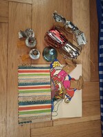 Régi papír díszek, gyertya csipesz, kék fém csengő, 1 db szaloncukor stb csomag