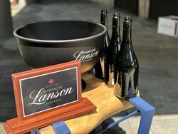 LANSON Champagne 4 palackos pezsgőhűtő és egy Lanson reklámtábla