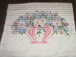 Aranyos hímzett virágos díszpárna