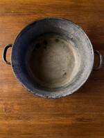 Retro konyhai edény,falusi tájházba. Mérete: 10 cm magas és 23 cm az átmérője.