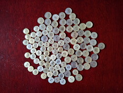 Gyöngyházfényű műanyag ágynemű gomb 106 db