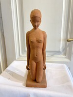 Friedrich Hausmann (1860–1927)_fiatal térdelő lány_terrakotta_25x40