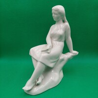 Török János Zsolnay porcelán  Könyvet tartó lány figura