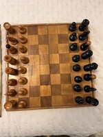 Antik, összecsukható fa sakk készlet tárolódobozzal és textil sakktáblával (kb. 1910–1950)