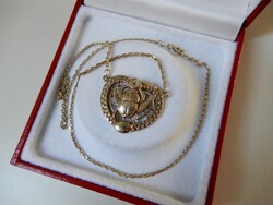 Régi szkarabeusz medállal díszített aranyozott ezüst nyaklánc