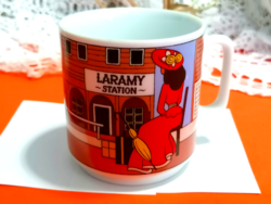 Retró Laramie Station vadnyugati postakocsi állomást ábrázoló latte csésze