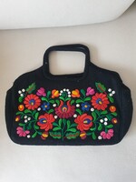 Hímzett kézi táska