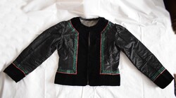 Ujjas magyar népviselet , felvidéki kabát , gyöngy , selyem és bársony díszítéssel magyar néprajz