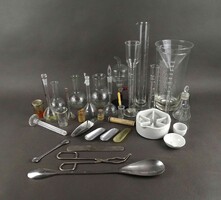 1Y442 Régi laboratoriumi lombik üvegek és fém eszközök 36 darabos csomag