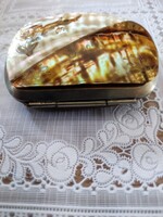 Gyöngyház berakásos, fém keretes pénztárca.