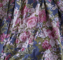 Virág, rózsa mintás sötétítő függöny, eredeti megoldással ráncolva  párban (140 x 190 cm )