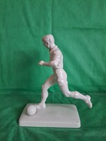 Herendi focista, német piacra készült fehérnek tervezett szobor, Barta Lajos szobra