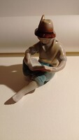 Kőbányai Porcelángyár kalapos olvasó kisfiú figura