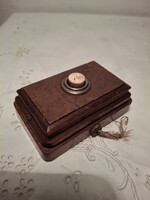 Cselédhívó, csengőgomb