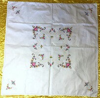Szép csipkés keresztszemes kézzel hímzett rózsás finom vászon terítő kézimunka