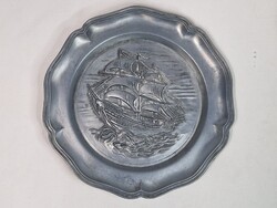 Fém jelzett tál vagy falidísz akasztóval vitorlás hajó ábrázolással 251 g. súlyú 22 cm. átmérőjű