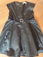 104- es fekete ,brokát,díszcsatos kislányruha