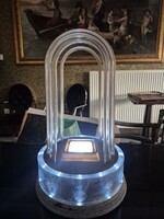 Értékes tárgy megvilágítására.