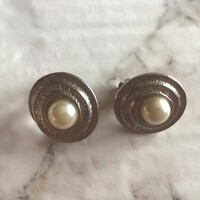 Ezüst színű, csigavonalas háttérrel, gyöngyös régi klipsz