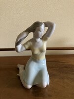 HOLLÓHÁZA PORCELÁN LÁNY, ÜLŐ LÁNY FIGURA