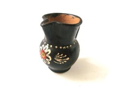 Fekete mázas kézi festésű apró kerámia, füles kancsó, kis köcsög