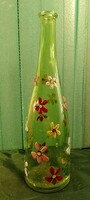 Zöld üveg palack, kézzel festett, dombormintas virágokkal díszítve
