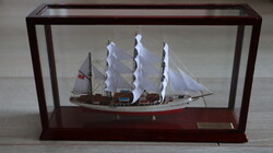 Vitorláshajó Modell, üveg vitrinben, SY Sea Cloud