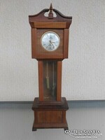 Kisméretű asztali állóóra