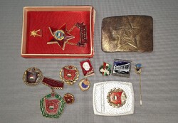 Szocialista jelvények , stb..