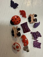 Vintage műanyag kis méretű figurás gombok katica vonat labda stb