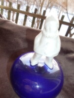 Antik porcelánfajansz  doboz, a tetején bohóc figura ez a fogója