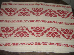 Gyönyörű hímzett piros keresztszemes díszpárna