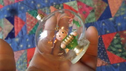 Új , nosztalgiadísz üvegből , fa angyalkával , szép állapotban .