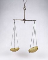 1Y874 Régi kétkarú patika mérleg FÉMFELDOLGOZÓ K.SZ. BUDAPEST - 5 dkg